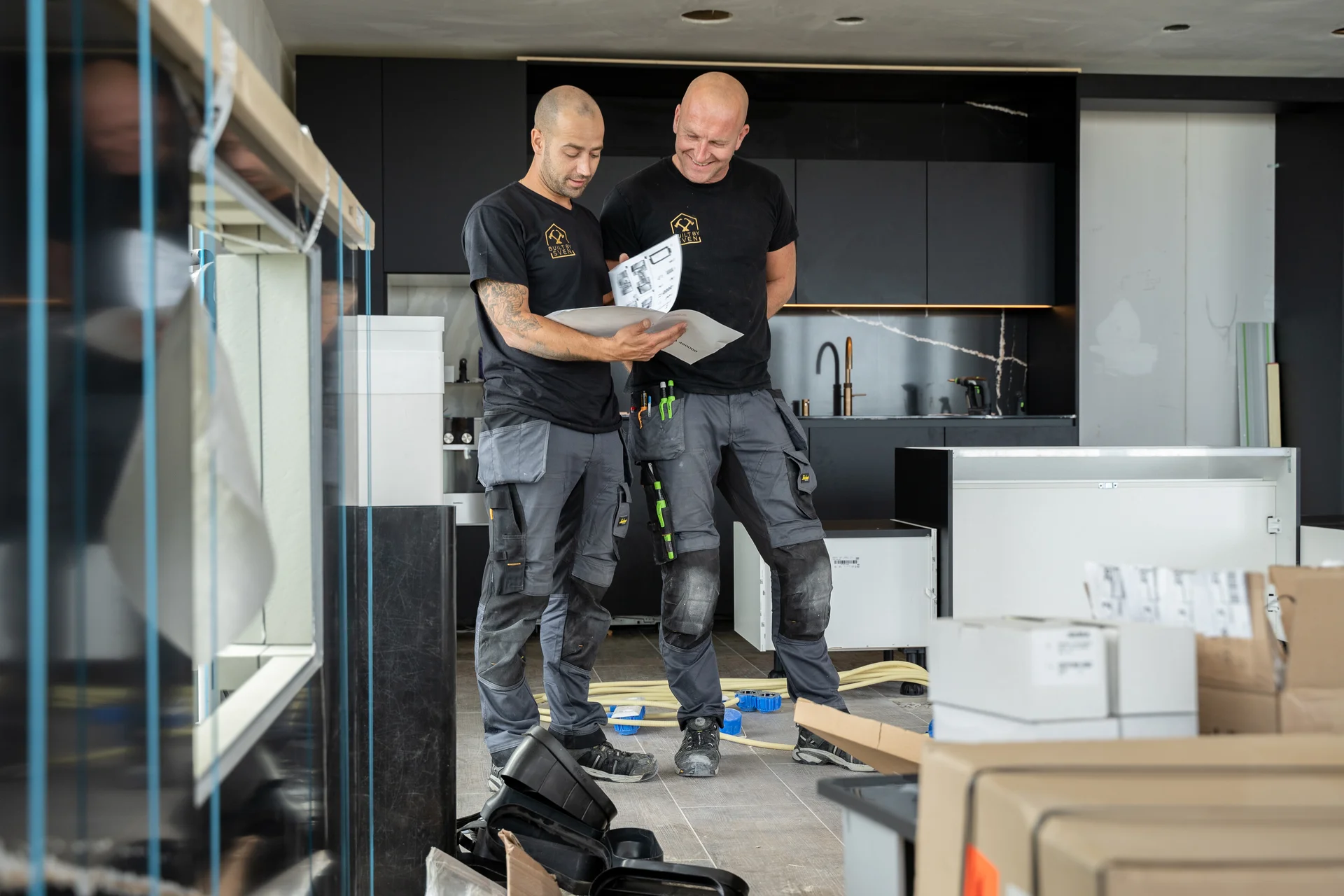 Team van Built By Sven bespreekt het montageplan