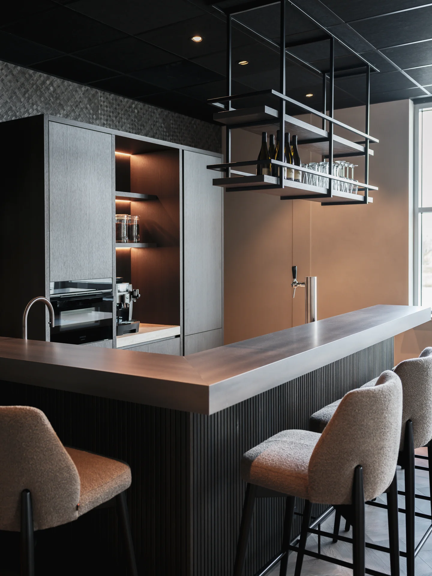 Luxe maatwerkbar met geribbelde fronten, houten blad en geïntegreerde wandkast
