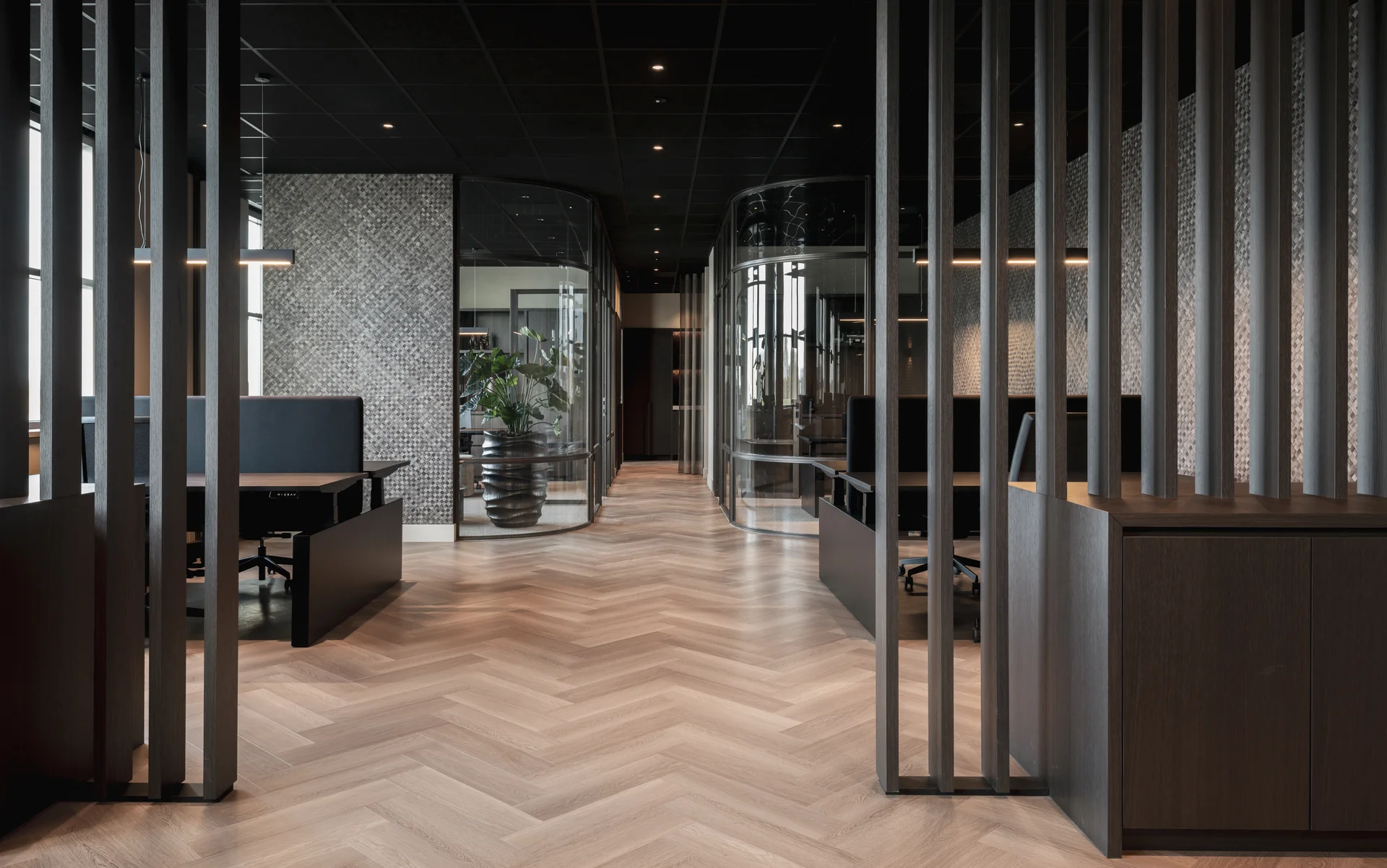 Interieur met maatwerk lattenwanden en ingebouwde werkplekken