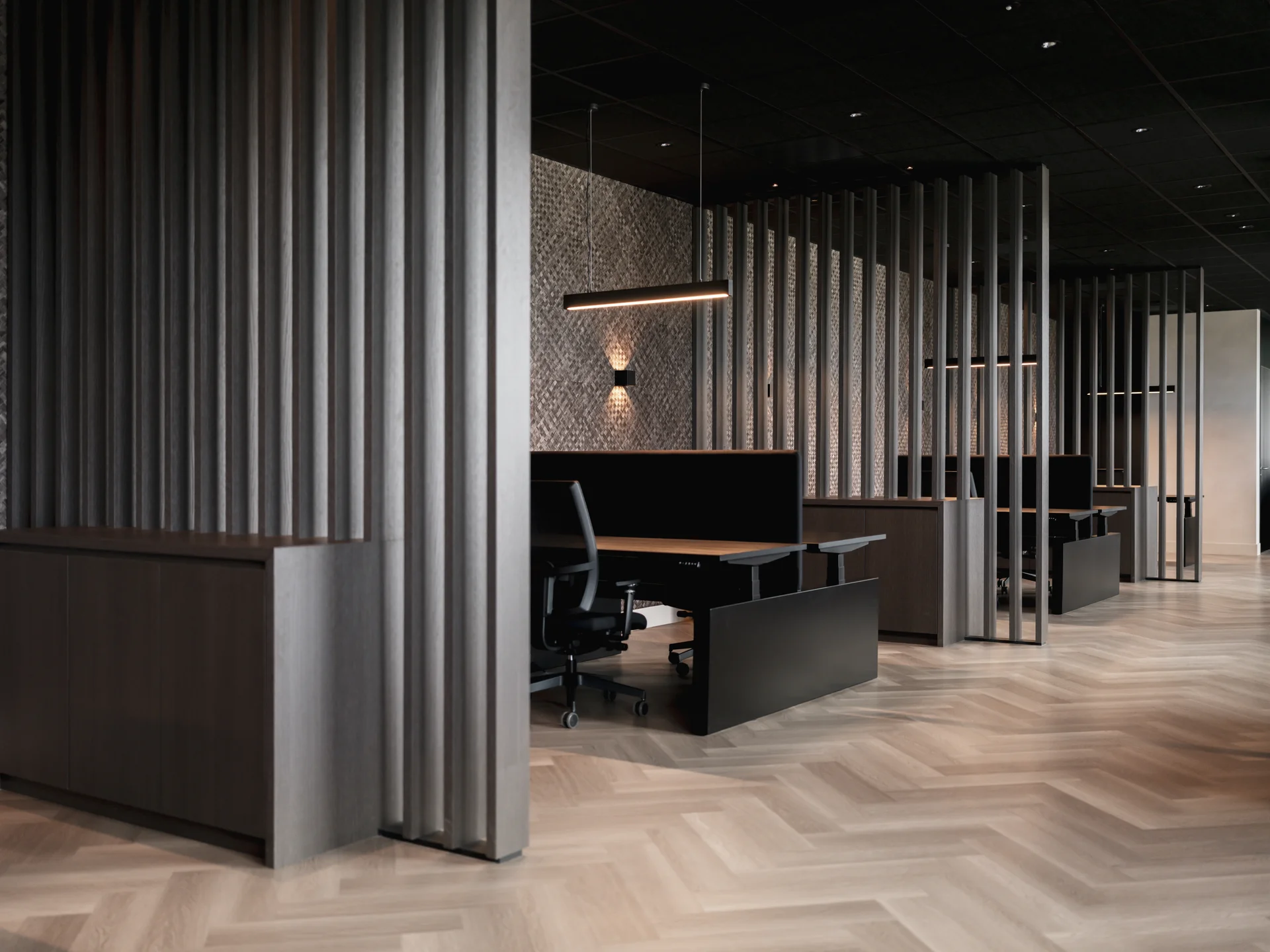 Interieur met maatwerk lattenwanden, kasten en werkplekken