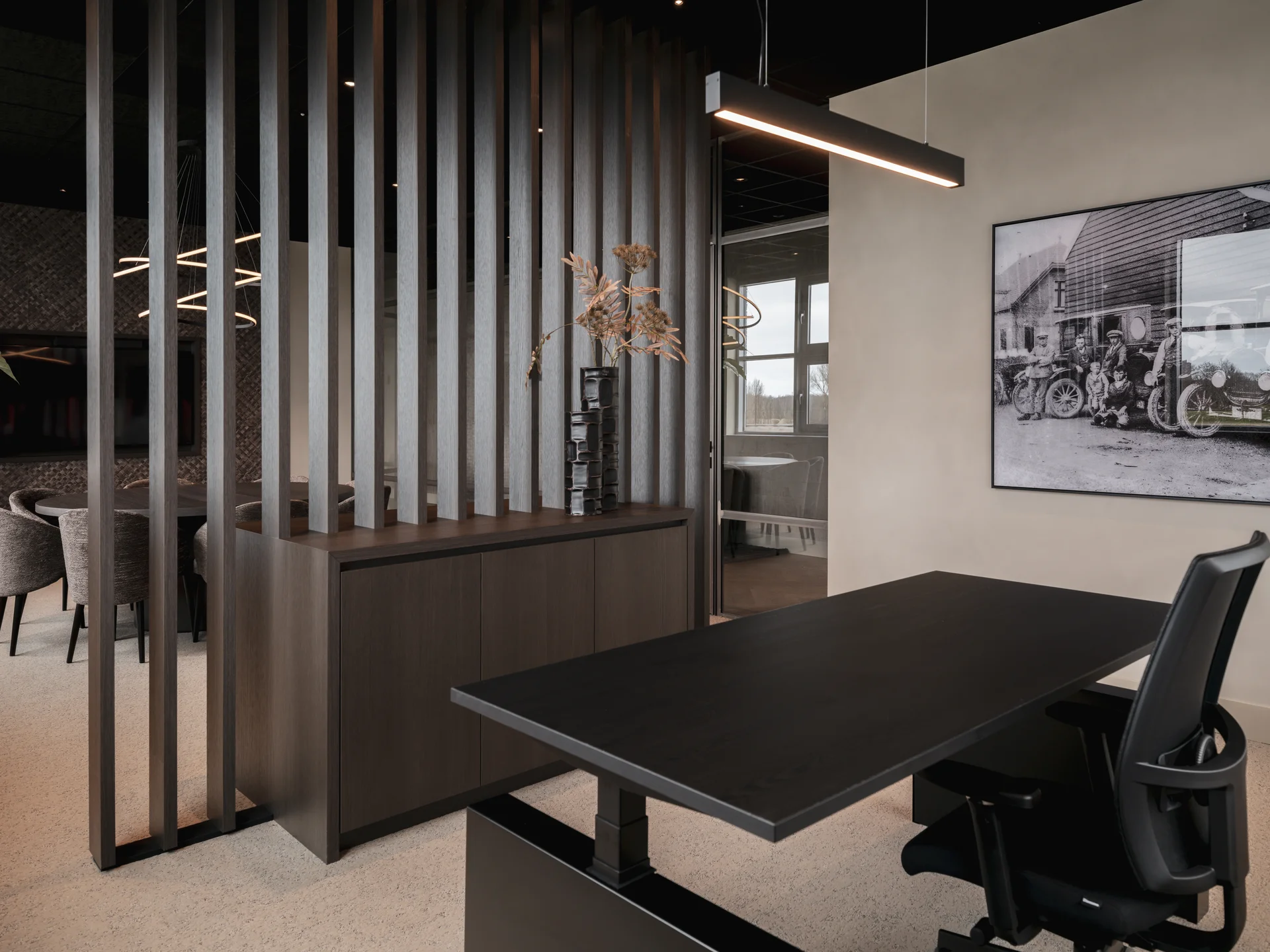 Maatwerk werkplek met bureau en lattenwand