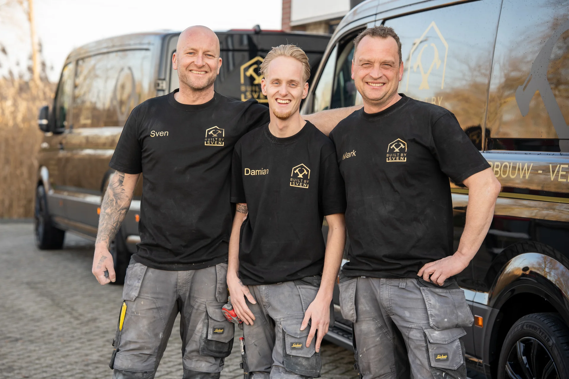 Drie vakmensen van Built By Sven voor de bedrijfsbussen